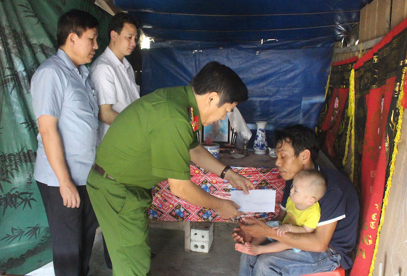 Thăm hỏi các gia đình có người thân tử vong do tai nạn giao thông