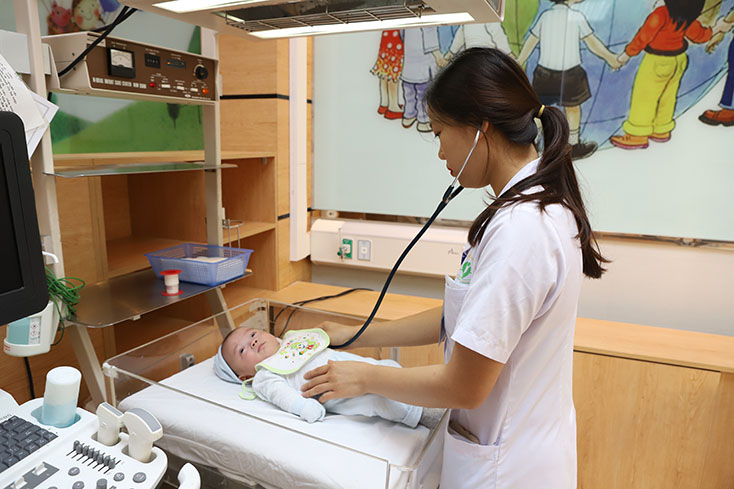 Bác sĩ mách bạn cách chăm sóc trẻ sơ sinh tháng đầu đời