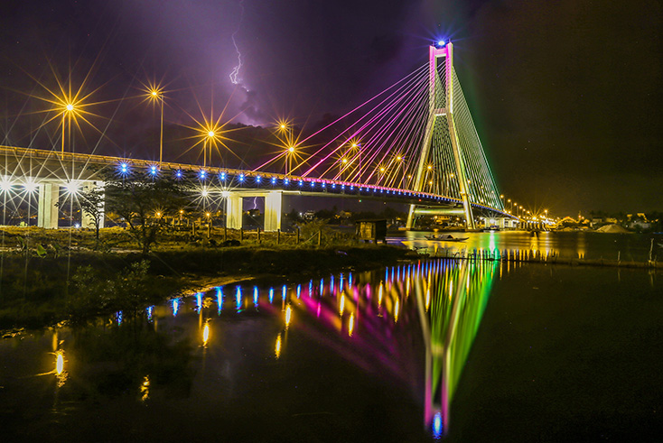 Cầu Nhật Lệ về đêm