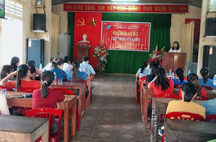 Mở lớp dạy nghề đan vá lưới cho hội viên phụ nữ