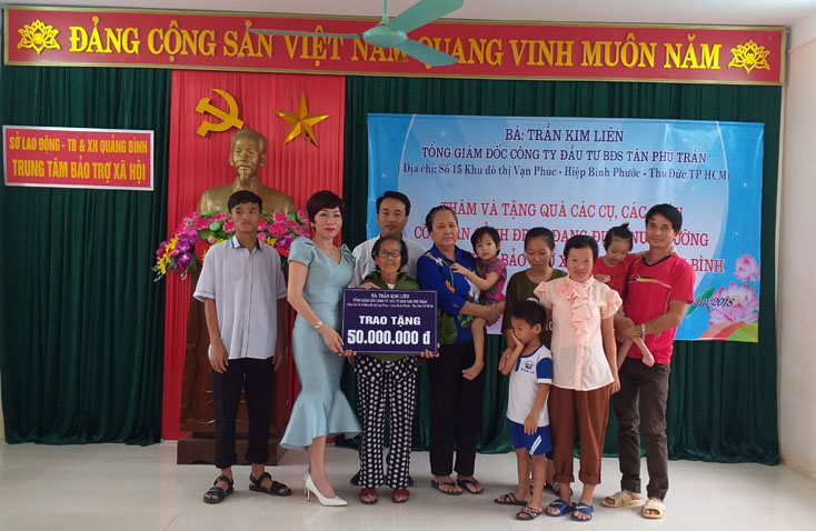 Trao tặng 50 triệu đồng cho Trung tâm Bảo trợ xã hội tỉnh