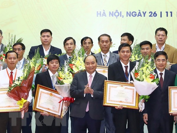 Trao thưởng cho tổ chức và cá nhân có thành tích xuất sắc về tam nông