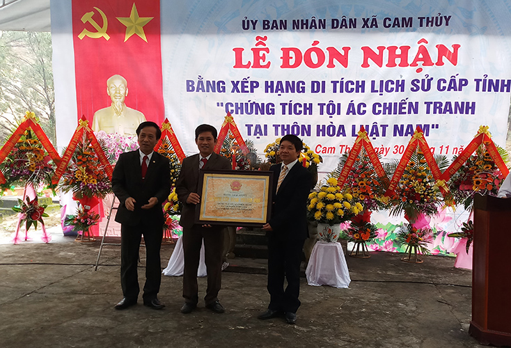 Đón bằng xếp hạng Di tích lịch sử cấp tỉnh Chứng tích tội ác chiến tranh tại thôn Hòa Luật Nam