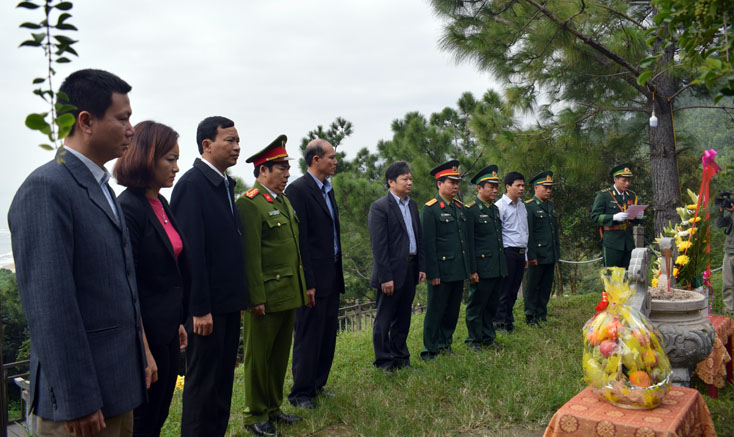 Lãnh đạo tỉnh viếng mộ Đại tướng Võ Nguyên Giáp