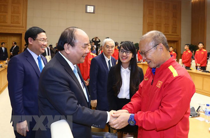 Thủ tướng nhấn mạnh công lao bầu Đức, bầu Hiển sau chiến công AFF Cup
