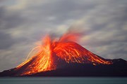 Cận cảnh núi lửa Krakatoa ở Indonesia phun trào gây sóng thần