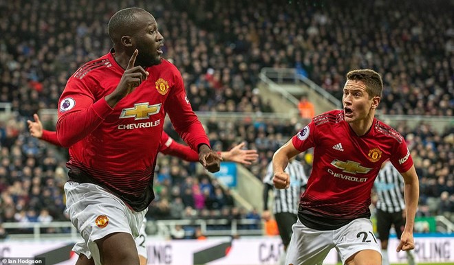 M.U thắng trận thứ tư liên tiếp, HLV Solskjaer đi vào lịch sử