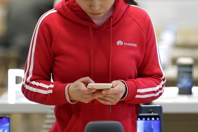 Huawei hạ cấp và lương nhân viên dùng iPhone để gửi lời chúc năm mới