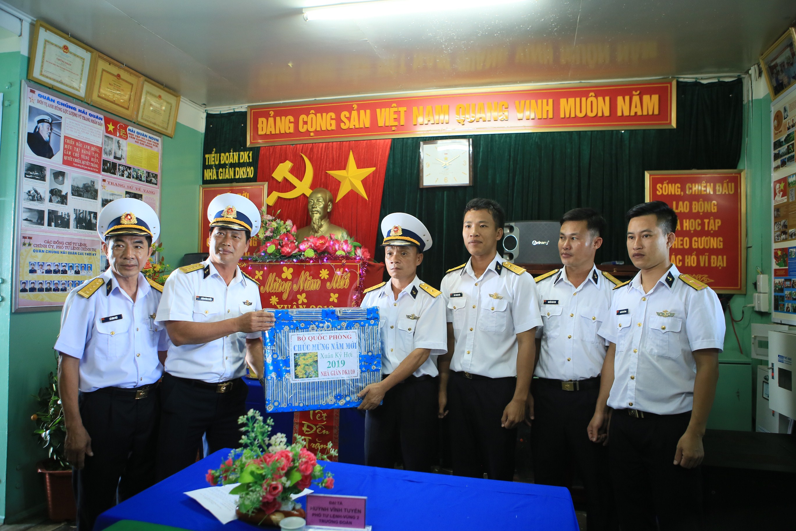 Mang Tết sớm đến với cán bộ, chiến sỹ nhà giàn trên bãi cạn Cà Mau