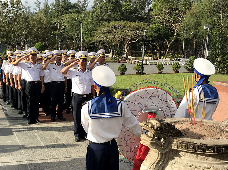 Đoàn công tác Bộ Tư lệnh Vùng 2 Hải quân dâng hương ở Nghĩa trang Hàng Dương