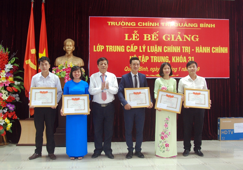 Bế giảng lớp Trung cấp lý luận Chính trị-Hành chính khóa 31