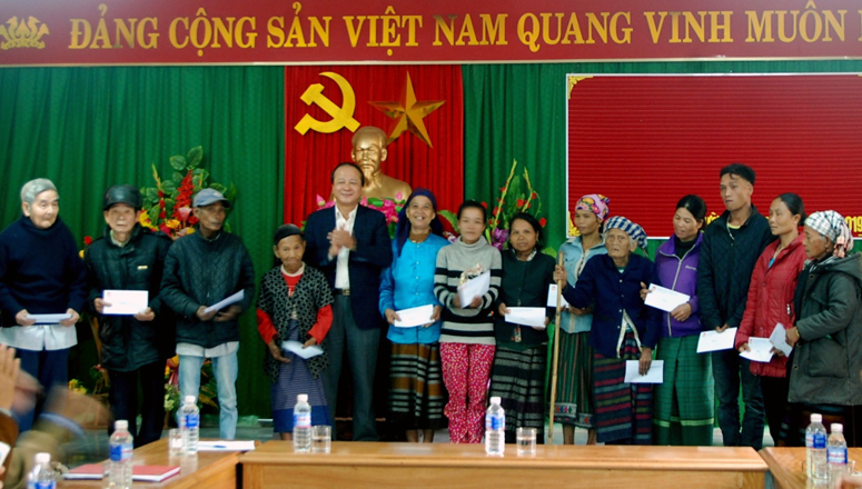 Đồng chí Chủ tịch UBMTTQVN tỉnh kiểm tra tình hình sản xuất, đời sống tại xã Trường Sơn