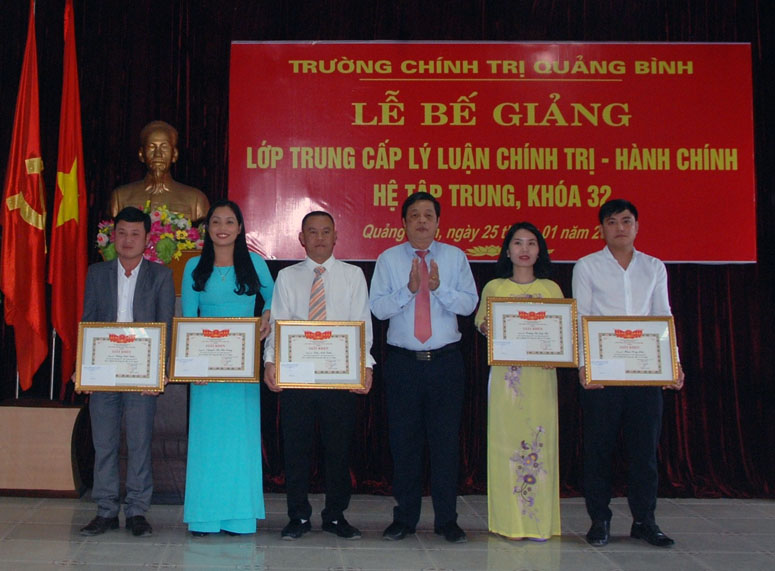 Bế giảng lớp trung cấp lý luận Chính trị-Hành chính khóa 32
