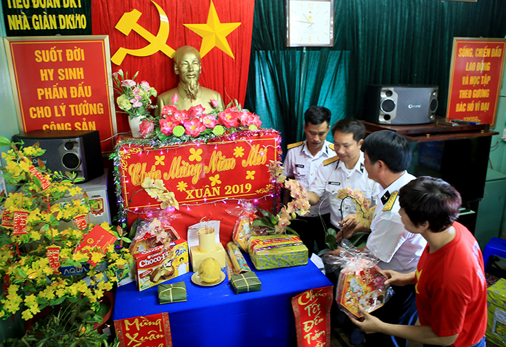 Những "pháo đài" thép trên thềm lục địa phía Nam-Bài 3: Chuyến tàu nối hai đầu thương nhớ