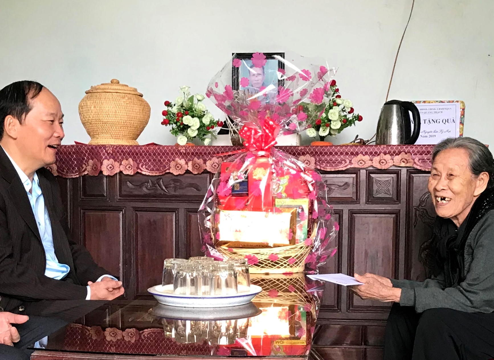 Đồng chí Trưởng ban Tổ chức Tỉnh ủy thăm, chúc Tết gia đình chính sách