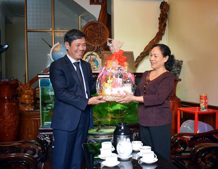 Đồng chí Bí thư Thành ủy Đồng Hới thăm Tết các gia đình chính sách