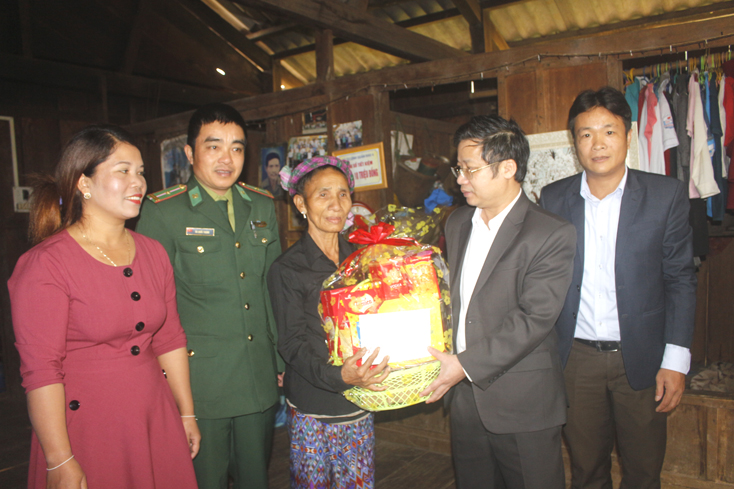 Đồng chí Trưởng ban Tuyên giáo Tỉnh ủy thăm các gia đình chính sách và lãnh đạo tỉnh qua các thời kỳ