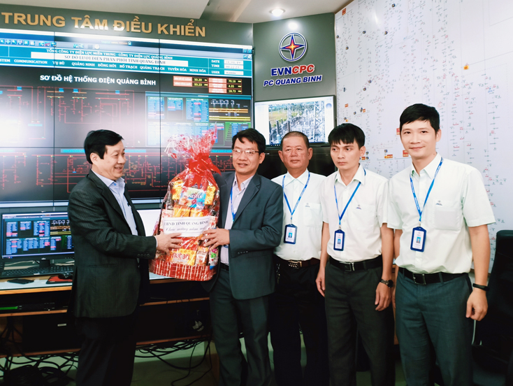 Đồng chí Phó Chủ tịch Thường trực UBND tỉnh kiểm tra công tác cấp điện và quản lý thị trường