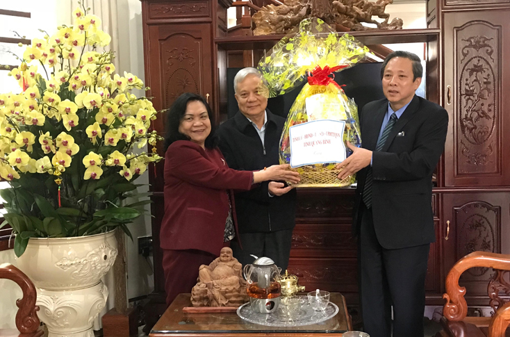 Đồng chí Bí thư Tỉnh ủy thăm, chúc Tết gia đình đồng chí nguyên lãnh đạo chủ chốt của tỉnh