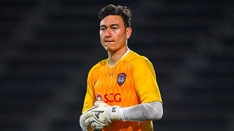 Văn Lâm dự bị, Muangthong Utd thua sát nút ngôi sao Campuchia