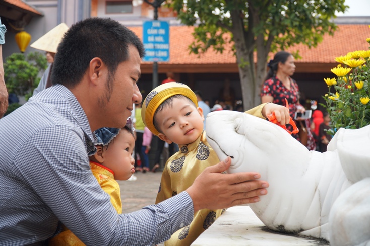 Hơn 10 ngàn lượt người tham quan chùa Hoằng Phúc dịp Tết Kỷ Hợi