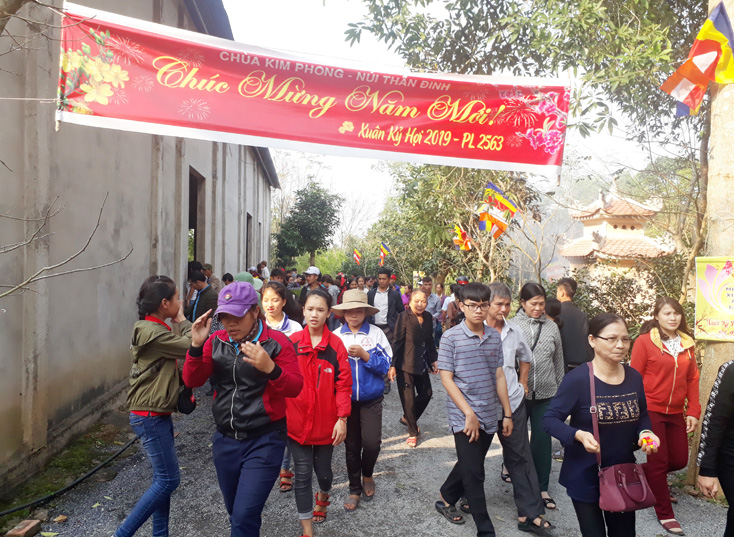 Hơn 25.000 lượt du khách đến chùa Kim Phong-núi Thần Đinh đầu năm mới