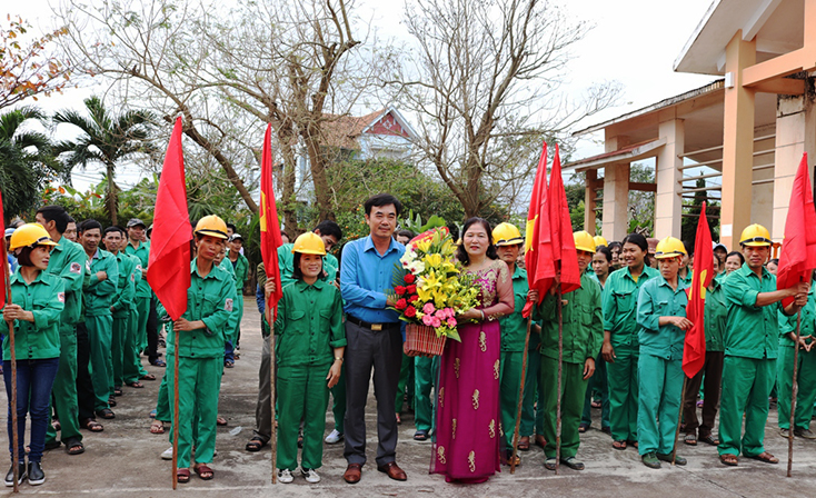 Lãnh đạo LĐLĐ tỉnh thăm các đơn vị, doanh nghiệp ra quân đầu năm