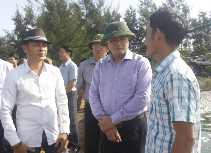 Đồng chí Phó Chủ tịch UBND tỉnh thăm các mô hình sản xuất nông nghiệp ở Lệ Thủy