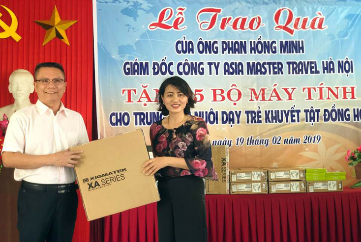 Trao máy vi tính cho Trung tâm nuôi dạy trẻ khuyết tật TP. Đồng Hới