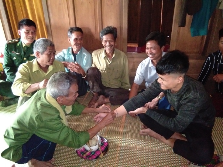 Buộc chỉ cổ tay cầu may mắn cho người đi bộ đội