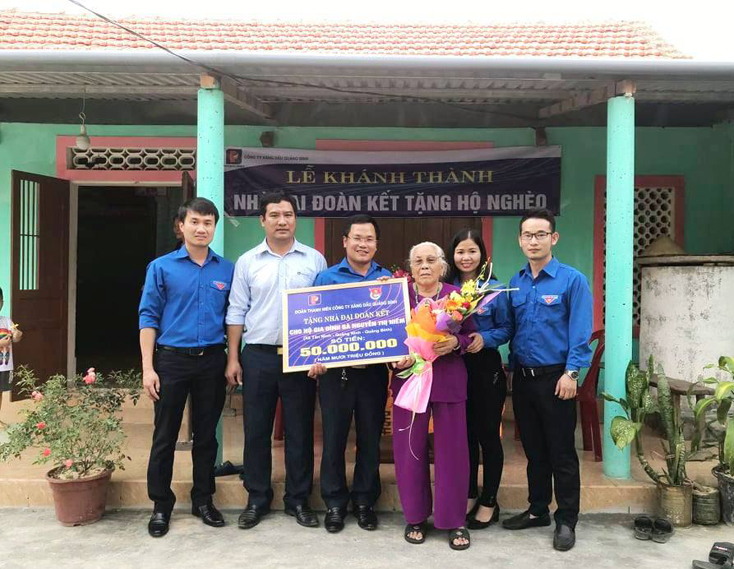 Bàn giao 5 nhà đại đoàn kết cho các gia đình đặc biệt khó khăn