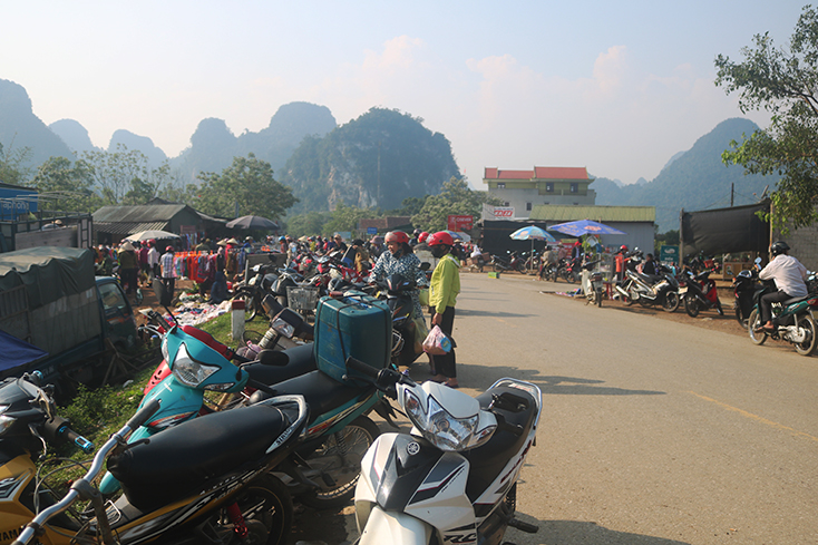"Lem luốc và bát nháo" ở khu vực chợ Trung Hoá