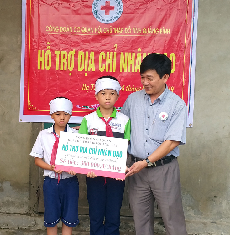Công đoàn cơ quan Hội Chữ thập đỏ tỉnh: Trao tiền hỗ trợ "Địa chỉ nhân đạo"