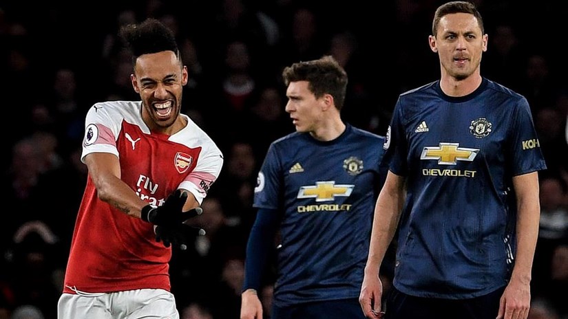 Premier League: Arsenal đá bay M.U khỏi tốp 4, Chelsea mất điểm