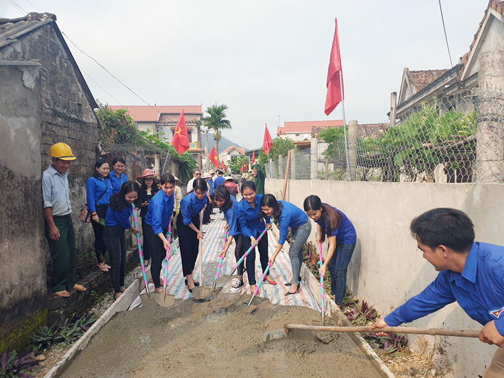 Khởi công xây dựng đường giao thông nông thôn tại xã Quảng Thủy
