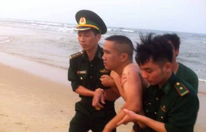 Cứu hai du khách bị đuối nước trên biển Nhật Lệ