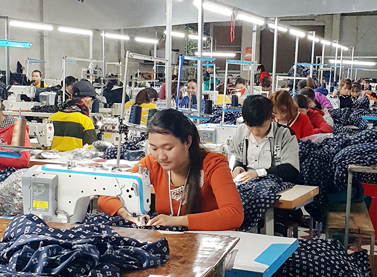 Lệ Thủy:  Nghề may gia công tạo việc làm cho phụ nữ nông thôn