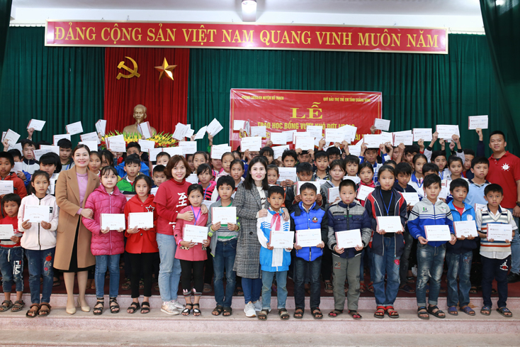 Quỹ Bảo trợ trẻ em tỉnh: Trao học bổng đợt 1 năm 2019 cho học sinh nghèo vượt khó