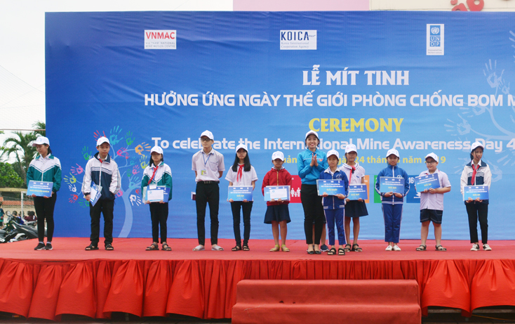 Mít tinh hưởng ứng "Ngày Thế giới phòng chống bom mìn"