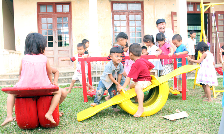 Tặng sân chơi cho trẻ em vùng cao