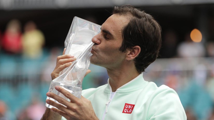 'Hạ gục nhanh' Isner, Federer lần thứ tư lên ngôi tại Miami Open