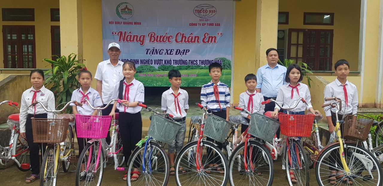 Hội golf Quảng Bình trao tặng 100 chiếc xe đạp cho học sinh nghèo Minh Hóa