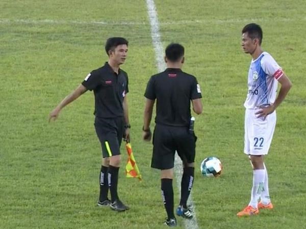 Cầu thủ Cần Thơ sút phạt vào lưới nhà bị 'treo giò' hết lượt đi