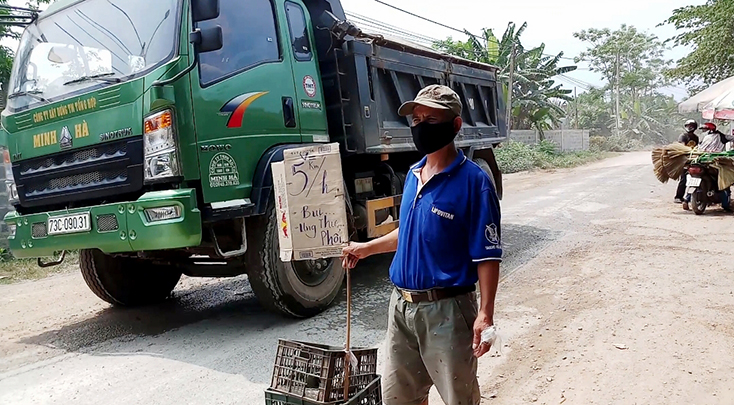 Dân khổ vì đường bị băm nát…