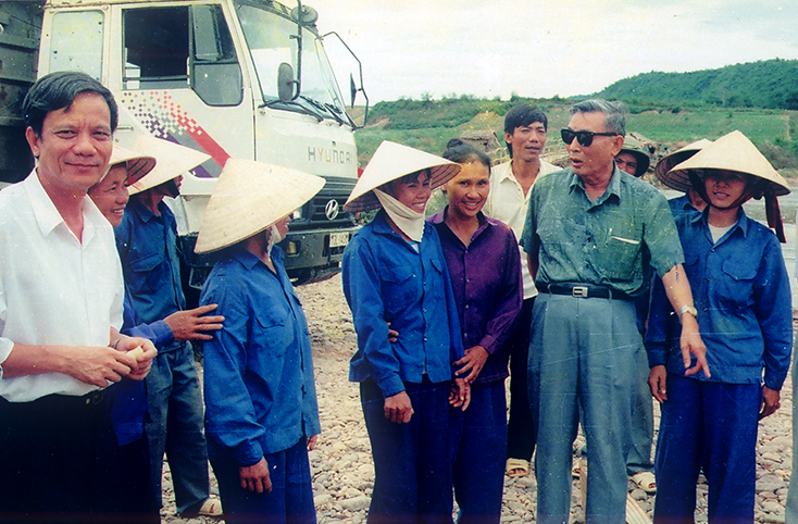 Trung tướng Đồng Sỹ Nguyên với quê nhà