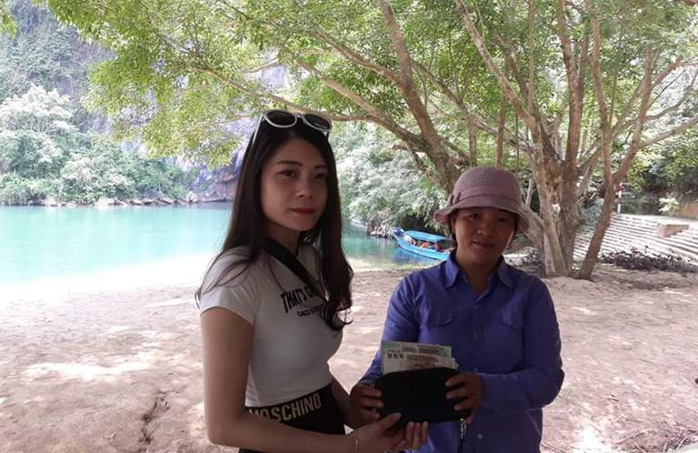 Hai du khách được trả lại tài sản để quên