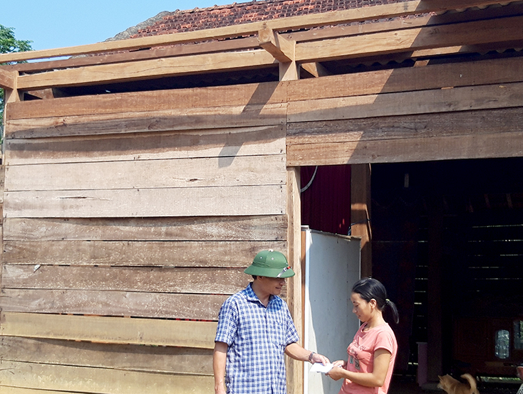 Lãnh đạo huyện Minh Hóa thăm hỏi, tặng quà các hộ dân thiệt hại do lốc xoáy