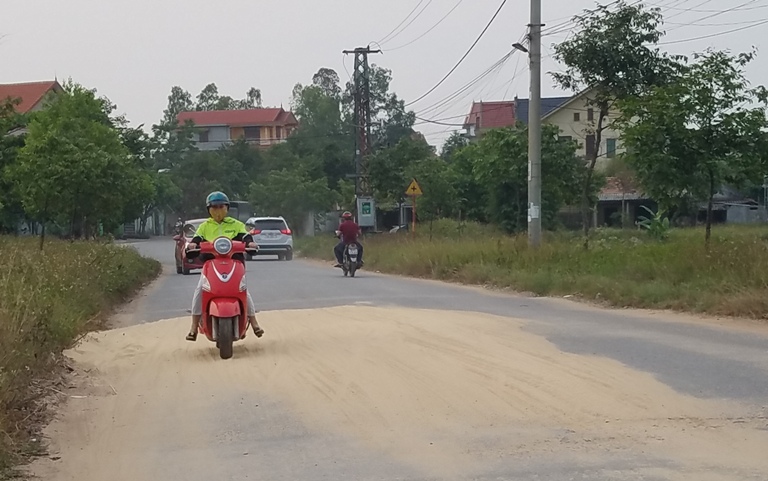Cát đổ tràn giữa đường gây nguy hiểm cho người tham gia giao thông