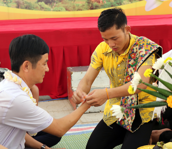 Rộn ràng Tết cổ truyền Bunpimay của nhân dân Lào