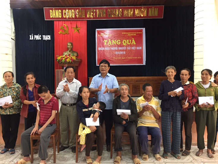 Tặng quà cho các bệnh viện và người khuyết tật trên địa bàn tỉnh